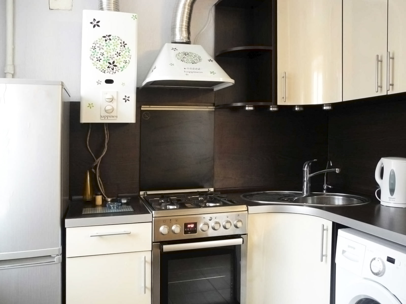 Дизайн кухни в хрущевке с газовой колонкой и холодильником фото