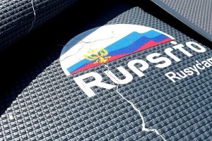 Почему коврики с логотипом на виниловой основе трескаются в рулоне и как этого избежать