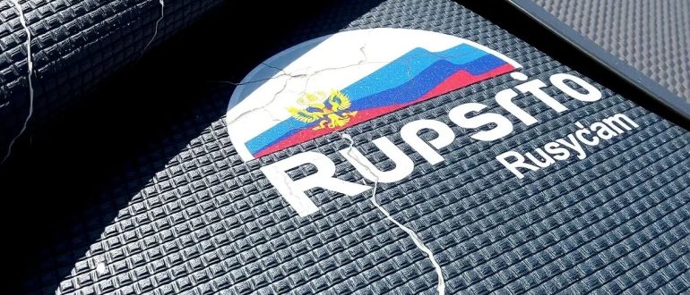 Почему коврики с логотипом на виниловой основе трескаются в рулоне и как этого избежать