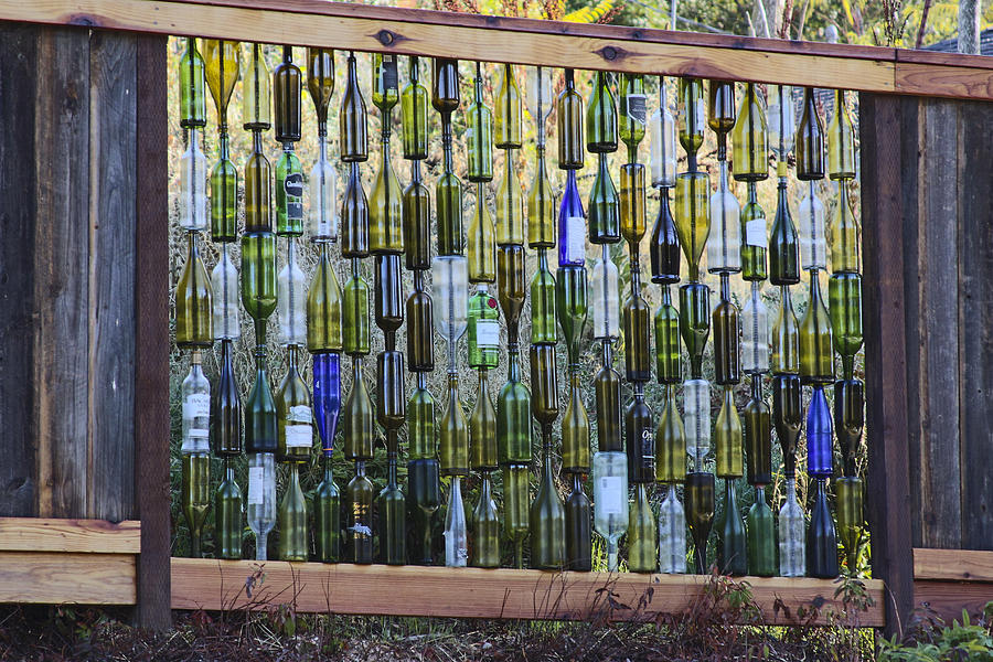 Использование стеклянных бутылок в строительстве: как сделать из них забор, фундамент, стены или пол