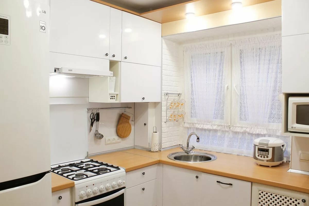 Кухни в хрущевке с газовой колонкой и холодильником реальные фото