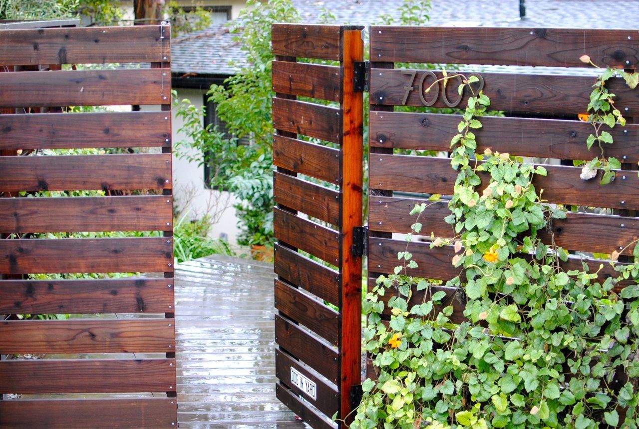 Забор из поддонов фото. Забор из поддонов. Красивый забор из поддонов. Забор из деревянных поддонов. Забор из поддонов для дачи.