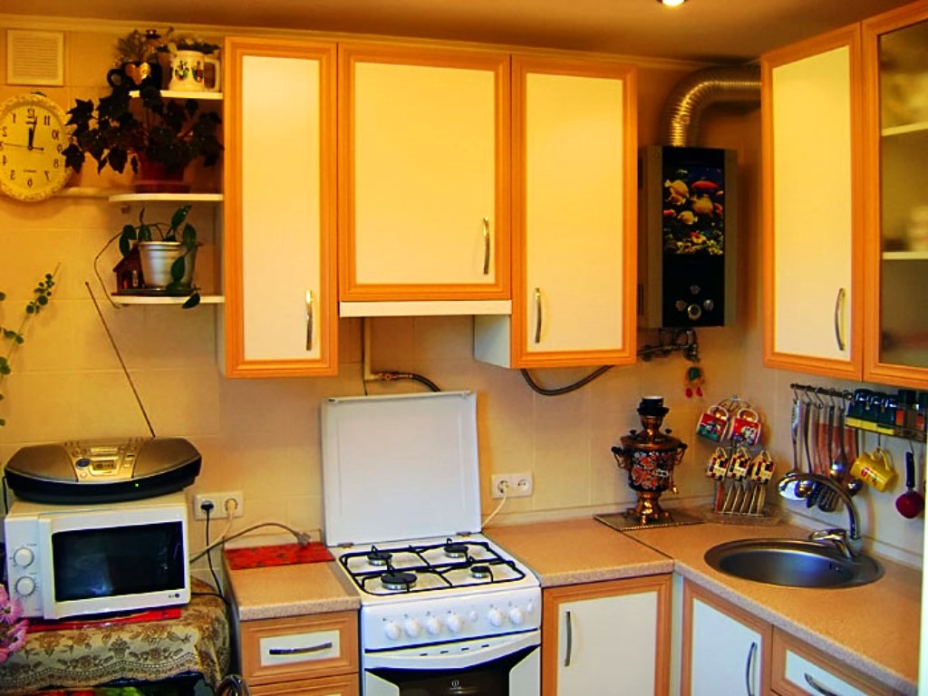 Кухни в брежневке с газовой колонкой фото