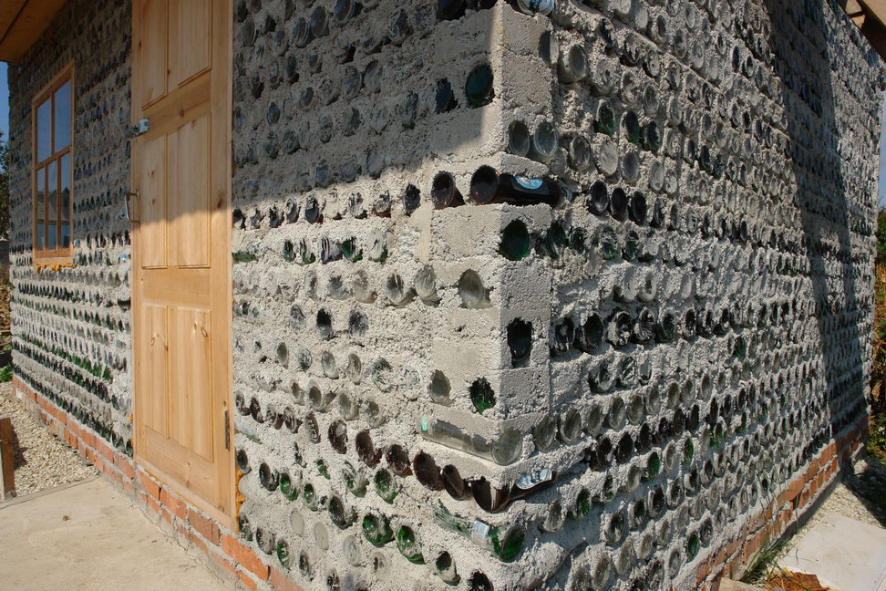 Использование стеклянных бутылок в строительстве: как сделать из них забор, фундамент, стены или пол