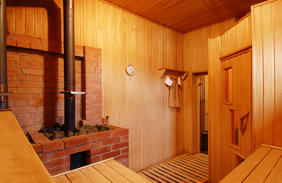 Фото бани изнутри с парилкой и комнатой отдыха