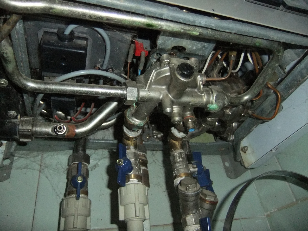 Котел снизу. Vaillant газовый котёл двухконтурный 24 КВТ. Газовый котел Vaillant Turbo Max 242 клапан. Датчик давления котла Vaillant. Vaillant газовый котел 2006 регулятор давления.