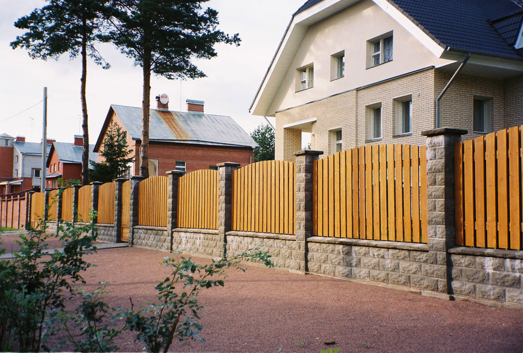 Куплю забор курск. Красивый забор. Заборы частных домов. Красивый современный забор. Современный деревянный забор.